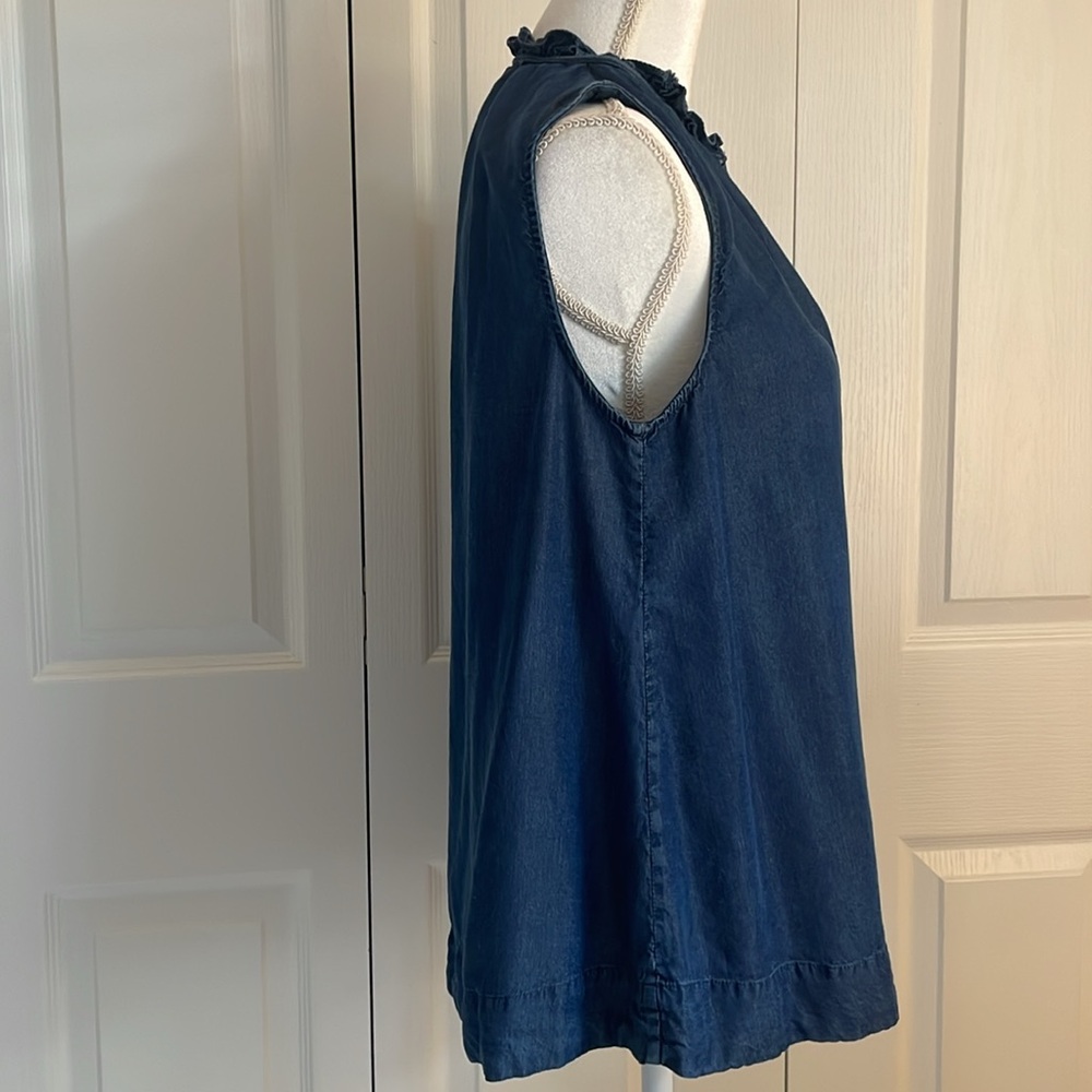 Anne Klein Women’s SZ M Sleeveless Pullover Ruffle Neck Denim -Look Soft Top - Picture 3 of 13